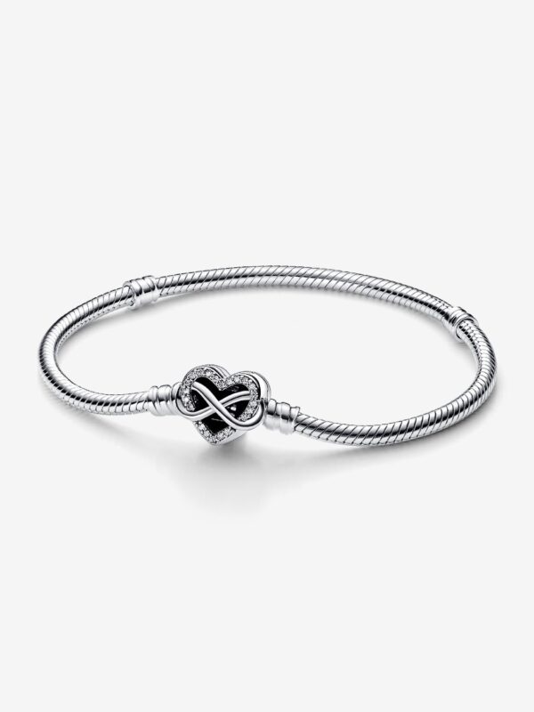 Pulsera Pandora Moments con cadena de serpiente y cierre de corazón infinito brillante